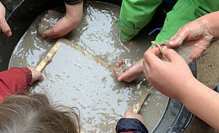 Die Kinder recyceln aus altem Papier Neues. - Hof für Mensch und Tier e.V.