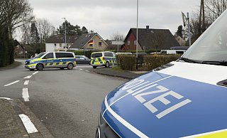 Die Polizei war mit einem Großaufgebot vor Ort, da ein 47-Jähriger Rettungskräfte mit einer Waffe bedroht haben soll. Er wurde von einem SEK festgenommen. - Andreas Sundermeier