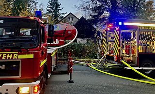 Die Bielefelder Feuerwehr ist am Freitagmorgen erneut wegen eines Brandes in dem Haus an der Stieghorster Straße ausgerückt. - Jens Reichenbach