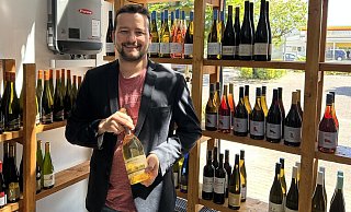 Nicolas Schmetz bietet in seiner Vinothek mehr als 200 verschiedene Weinsorten an. - Max Maschmann
