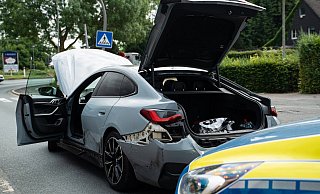 Das Ende einer Flucht: Die beiden Insassen haben den BMW 430 I stehen lassen und sind zu Fuß getürmt. Der Fahrer wurde inzwischen gefasst. Sein Beifahrer wird noch gesucht. - FREITAG-TV