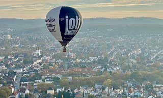 Nicht zu übersehen: Der Jobmesse-Ballon schwebt über der Stadt. - privat
