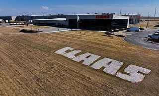 Das Claas-Werk in Omaha/Nebraska (USA). Mehr als 150 Mitarbeiter sind auf dem 65 Hektar großen Betriebsgelände beschäftigt. Davon sind etwa 22.000 Quadratmeter überdacht. - Claas