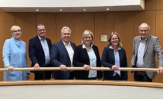 Freuen sich über die Besetzung zweier Schlüsselpositionen in der Schullandschaft: Iris Hohberg und Martin Gusdorf (beide Bezirksregierung), Landrat Jürgen Müller, Petra Vogel-Deutsch (Aufsicht Grundschulen), Daniela Klassen (Aufsicht Förderschulen) und Michael Uhlich (Bezirksregierung, v. l.) im Kreishaus. - Matthias Bungeroth