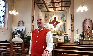 Valentin Hermann mag die Atmosphäre seiner Heimat-Kirche. Am 17. Dezember ist der Gedenktag des Patronatsheiligen. Fotos: Dieter Scholz - Dieter Scholz