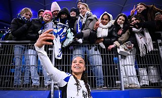 Lisa Baum vom Hamburger SV macht Selfies mit Fans im Volksparkstadion. - Gregor Fischer/dpa