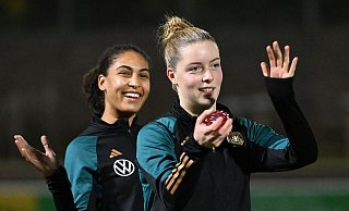 Nationalspielerin Alara Sehitler (r) bleibt beim FC Bayern. - Marijan Murat/dpa