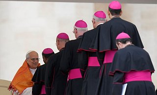 Der neue Papst Leo XIV. hat eine alte Tradition wiederbelebt - den sogenannten Konklave-Bonus. (Archivbild) - Gregorio Borgia/AP/dpa