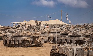 Soldaten der israelischen Verteidigungskräfte (IDF) stehen am ersten Tag der Umsetzung der Waffenruhe an der Grenze zum Gazastreifen auf Panzern. - Ilia Yefimovich/dpa