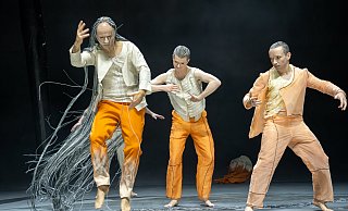 Szene aus dem Stück "Warten auf Godot" mit den Schauspielern David Lukowczyk (v.l., Lucky), Kai Benno Vos (Estragon) und Thomas Kaschel (Wladimir). - Tobias Kreft