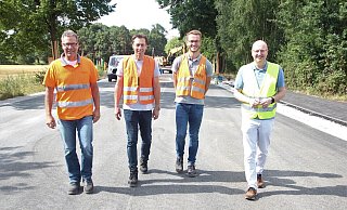 Markus Freese (Firma Eurovia, v.l.), Bernd Meißner (Fachbereich Tiefbau Stadt Verl), Sven Teune (Ingenieurbüro Röver) und Bürgermeister Michael Esken sind froh, dass die Sanierungsmaßnahmen „just in time“ abgeschlossen wurden. - Andreas Berenbrinker