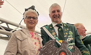 Michael Kalus und seine Frau Gudrun sind das neue Königspaar in Hakenberg. - Anja Ebner