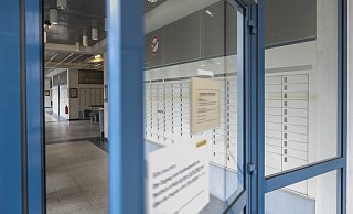 Die Tür zu den Postschließfächern an der Nahariyastraße in Bielefeld öffnet sich für Kunden – normalerweise – rund um die Uhr. Jetzt sorgt eine technische Störung für Ärger. - Jörg Dieckmann