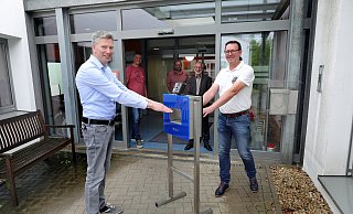 Geschäftsführer Frank Plogstert von CCD Weber und Frank Wemhöner von der Lebenshilfe können gleichzeitig ihre Hände desinfizieren. Roman Scheling (Lebenshilfe), Michael Langner (Vertrieb CCD Weber) und Wolfgang Rox (Lebenshilfe) freuen sich über das Produkt. - Frank-Michael Kiel-Steinkamp