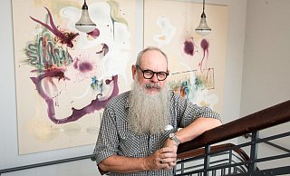 Weizenfeld alias Bernd Weitkamp kuratiert die Ausstellungen im Treppenhaus. Für ihn bietet die Galerie einen für Herford einmaligen niederschwelligen Zugang zur Kunst. - Ralf Bittner