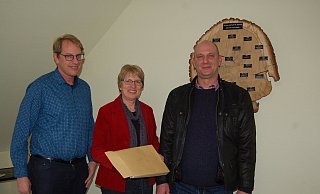 Das Paket mit den ausgefüllten und unterschriebenen Vordrucken übergab Mike Schwarz (r.) jetzt Marlies Bormann und Erik Pollert von der Stadt Pr. Oldendorf. - Sandra Spieker