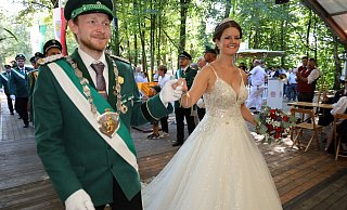 Das junge Königspaar Manuel Sasse und Luisa Hagenhoff wird bei seinem Einzug ins Zelt auf dem neu hergerichteten Festplatz bejubelt. - Regina Brucksch