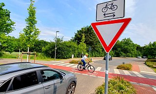 Karsten Schröter quert als Radfahrer die Stralsunder Straße – er sagt, er erlebe hier immer wieder gefährliche Situationen. - Kurt Ehmke
