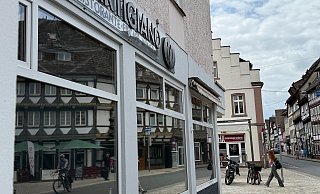 Steht leer: Hier war das italienische Restaurant L’Artigiano untergebracht, seit einigen Monaten stehen die Räume direkt an Höxters Fußgängerzone leer. - Ralf T. Mischer
