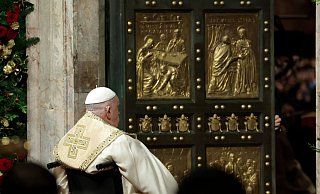 Im stillen Gebet sitzt Franziskus vor der Heiligen Pforte. - Remo Casilli/Pool Reuters/AP/dpa