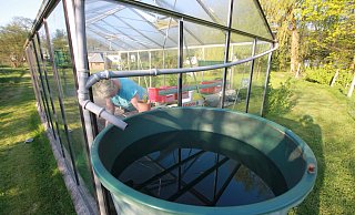 Symbolbild: Aus einer Regentonne wie dieser, sind etwa 700 Liter Regenwasser entwendet worden. - Sigurd Gringel