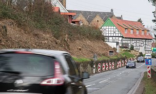 Die L 557 in Bad Holzhausen ist eine viel befahrene Straße: Der Abschnitt zwischen den Ortseingängen Bad Holzhausen und Börninghausen wurde im Herbst 2019 saniert. Die Erneuerung der Stützmauer ist für dieses Jahr vorgesehen. - CUT_MUELLER