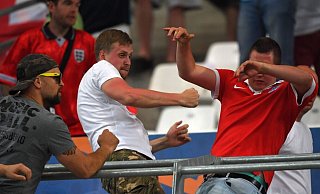 Mit Grenzkontrollen und weiteren Maßnahmen wollen die deutschen Behörden Ausschreitungen von Hooligans bei dieser EM verhindern. - Peter Powell/dpa