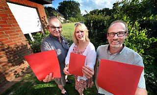 Gottfried Scharpenberg (v.l.) Bärbel und Werner Tophinke. Die drei Marienfelder sind Sprecher der Bürgerinitiative „Schutzgut Mensch". - Andreas Frücht