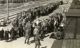 Ungarische Juden stehen an der Rampe im Konzentrationslager Auschwitz. - E. Hoffmann & B. Walter
