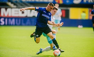 SCP-Mittelfeldrenner Marcel Mehlem (vorne), hier im Heimspiel gegen Schalke, hat seine Wadenverletzung auskuriert. - Besim Mazhiqi