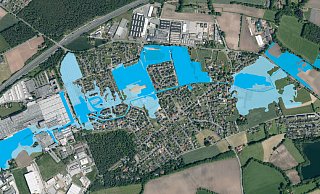 Deutliche Reduzierung: Die Bezirksregierung folgt dem Gegengutachten, das die Stadt zu den Überschwemmungsflächen im Ortsteil Sürenheide in Auftrag gegeben hat. Die dunkelblau gefärbten Flächen unterliegen als potenziell gefährdete Bereiche weiterhin Beschränkungen; die hellblau gekennzeichneten Gebiete hatte die Bezirksregierung ursprünglich ebenfalls festgesetzt, sie fallen jetzt aber aus den Beschränkungen heraus. - Markus Diekmann / Luftbild: Land NRW (2017) – Lizenz dl-de/by-2-0 (www.govdata.de/dl-de/by-2-0)