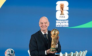FIFA-Präsident Gianni Infantino präsentiert den WM-Pokal. (Archivbild) - Claudio Thoma/KEYSTONE/dpa