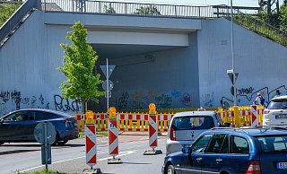 Mit der Sperrung der Bahnunterführung haben auf der Schildescher Straße die Bauarbeiten begonnen, die 18 Monate lang andauern sollen. - Andreas Zobe