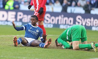 Unsanfte Landung: Daniel Sumbu (r.) blieb bei seinem ersten Startelf-Einsatz glücklos. - Oliver Krato
