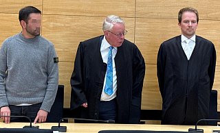Die Verteidiger von Hüseyin A., hier sind die drei bei der Urteilsverkündung im Bielefelder Landgericht zu sehen, legen Revision gegen das Urteil wegen Mordes ein. - Paul Brinkmann Die Verteidiger von Hüseyin A., hier sind die drei bei der Urteilsverkündung im Bielefelder Landgericht zu sehen, legen Revision gegen das Urteil wegen Mordes ein. - Paul Brinkmann