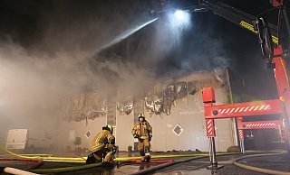 Bei einem Großbrand wurde in der Nacht zu Dienstag eine 30 mal 45 Meter große Lagerhalle an der Raiffeisenstraße in Bad Lippspringe zerstört. - Ralph Meyer