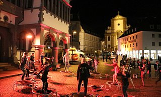 Vor dem Rathaus: Die Trampolinspringer von Spring-Fit führten mitten in Paderborn drei Stunden lang ihren Sport vor. - Moritz Jülich