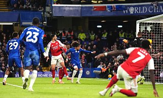 Mikel Merino (3.v.l) erzielt den Ausgleich für Arsenal. - John Walton/PA Wire/dpa