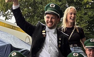 Roman Fels und Rebecca Otto sind das neue Königspaar in Bleiwäsche. - Johannes Büttner