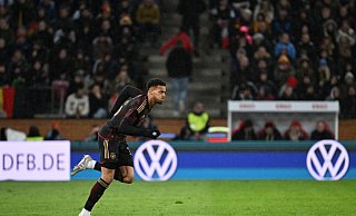 Deutschlands Felix Nmecha läuft bei seinem Länderspieldebüt nach seiner Einwechslung auf das Spielfeld. - Federico Gambarini/dpa