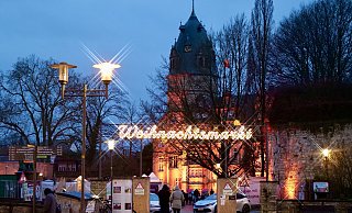 Der Weihnachtsmarkt findet in Detmold dieses Jahr wieder auf dem Schloßplatz statt - wenn alles klappt sogar ohne Baustelle. - Archivfoto: Jörg Hagemann