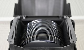 Zwischenprodukte der Halbleiterproduktion, sogenannte Wafer, liegen in einer Box. (Archivbild) - David Hammersen/dpa
