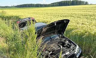 Diesmal landete der mit drei Personen besetzte schwarze BMW in einem Getreidefeld unterhalb der Wewelsburger Straße in Fahrtrichtung Salzkotten. - Ralph Meyer