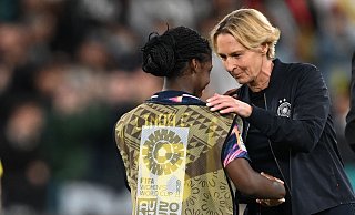 Bundestrainerin Martina Voss-Tecklenburg spricht nach der 1:2-Niederlage gegen Kolumbien mit Linda Caicedo. - Sebastian Christoph Gollnow/dpa