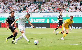 Branimir Hrgota (M) brachte Fürth gegen Paderborn in Führung. - Daniel Löb/dpa