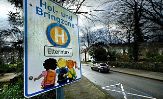 Mütter und Vater sollen in Gütersloh dazu bewegt werden ihr Elterntaxi am besten gleich ganz stehen zu lassen. - Andreas Frücht