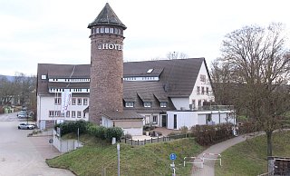 Der markante Turm ist das architektonische Aushängeschild der zum Hotel umgewidmeten ehemaligen Jugendherberge. - Burkhard Battran