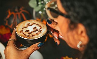 Der Herbst ist Pumpkin Spice Latte Zeit. Auch in Cafés in OWL ist der beliebte Kürbis-Latte zu finden. - Unsplash