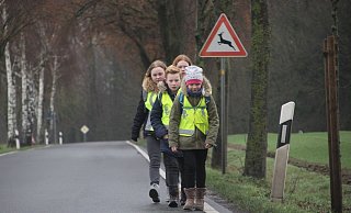 Auf dem gefährlichen Weg von der Bushaltestelle nach Hause: (von vorn) Luise Böckelmann sowie Hannes, Lilly und Mia Held. - Florian Weyand