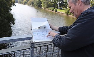 Eckhard Nolting, Biologe bei der Stadt Bad Oeynhausen, hat Plan von der Werre. - Jörg Stuke